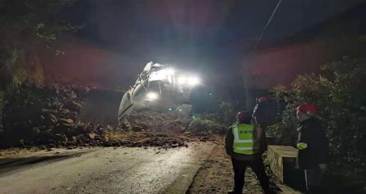 常德路桥集团广西S303怀宝至怀江界公路项目部开展九项口道路边坡塌方抢险(图4) 常德路桥集团广西S303怀宝至怀江界公路项目部开展九项口道路边坡塌方抢险(图4)